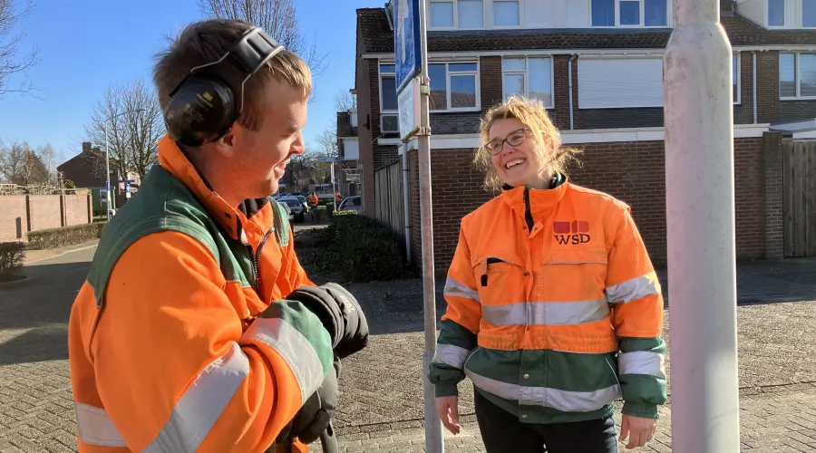 Medewerker in het groen in gesprek met zijn werkbegeleider