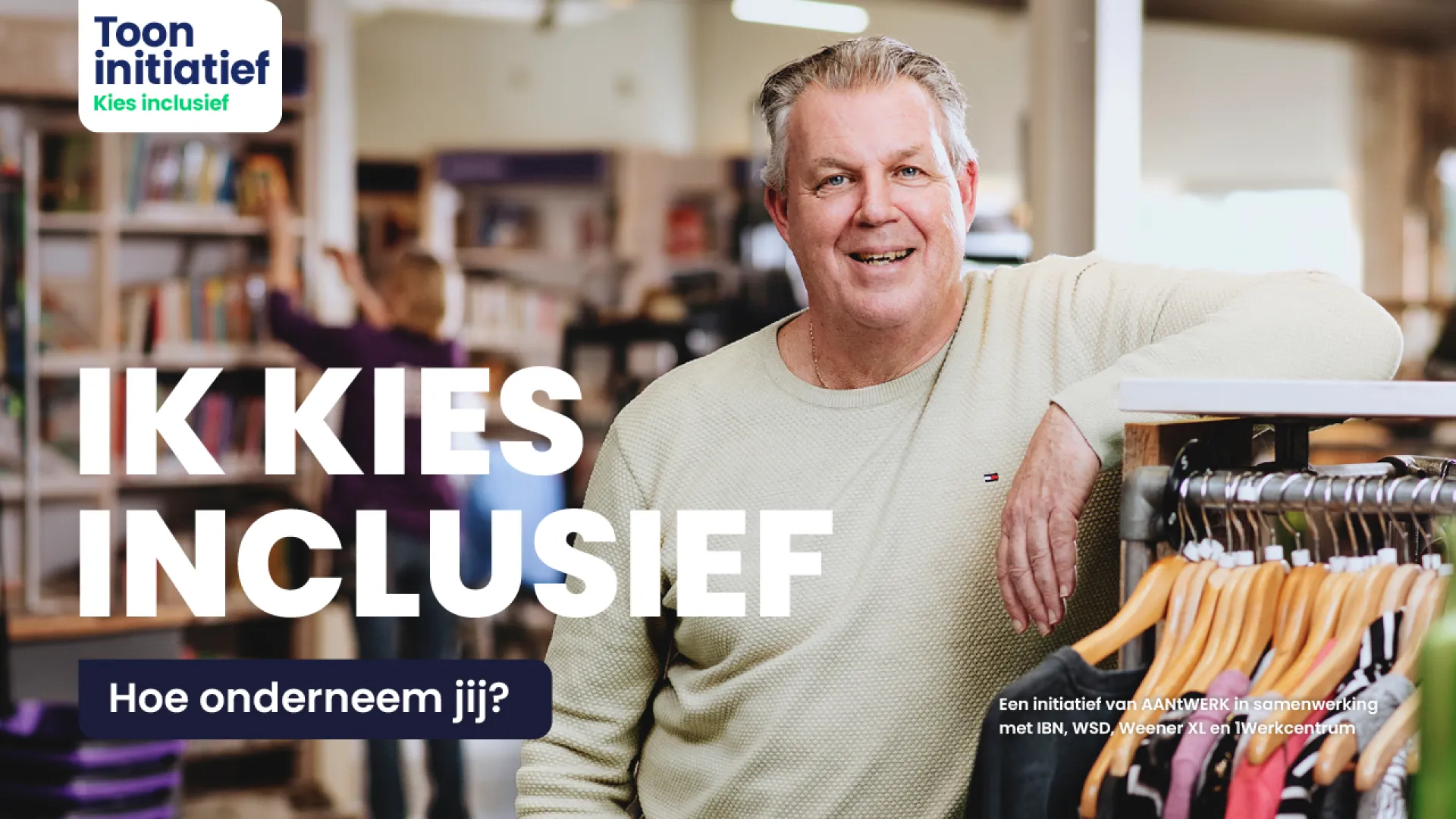 Ad Vogels poseert in een winkel van Het Goed voor de campagne Toon initiatief, kies inclusief