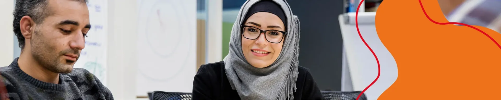 Man en een vrouw zitten in gesprek aan tafel