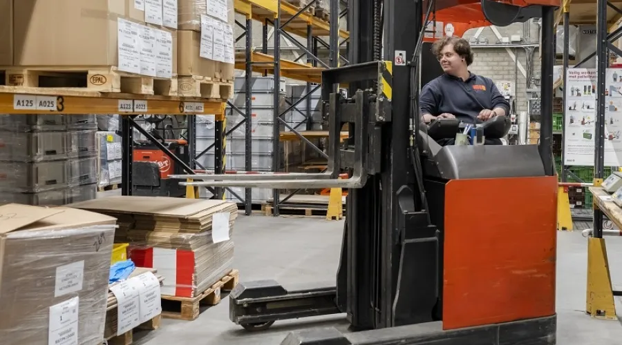 Medewerker van WSD rijdt op een heftruck