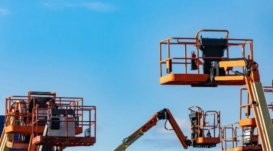 Hoogwerkers in de lucht tegen een blauwe lucht