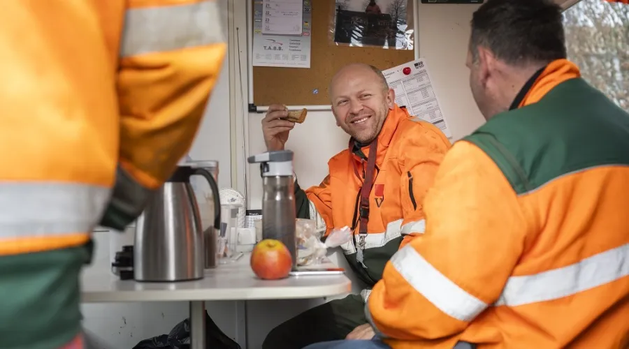 mensen in het groen nemen lunchpauze